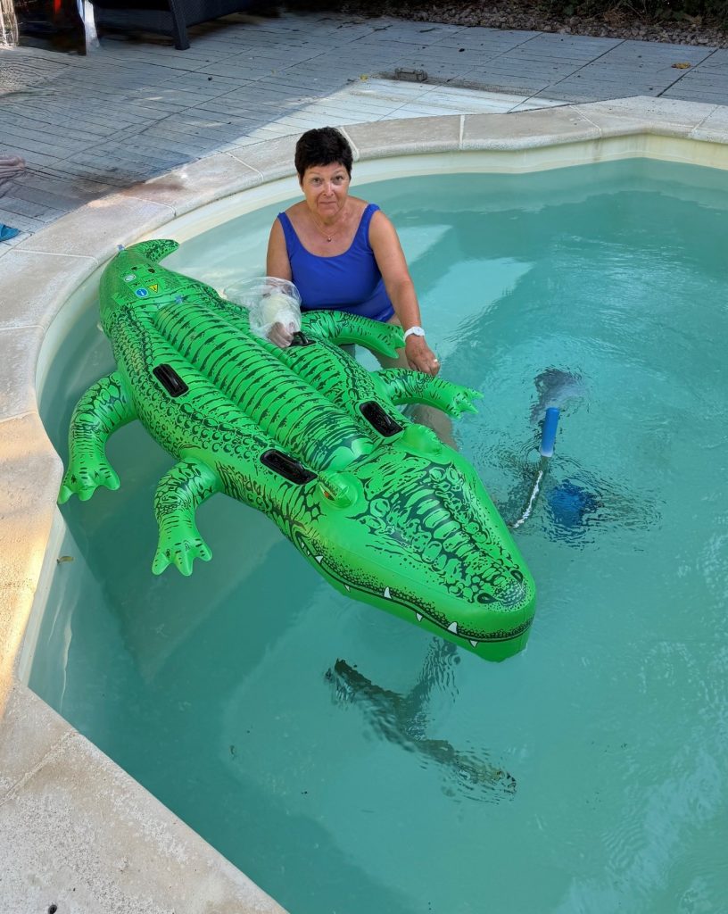 Évelyne dans sa piscine avec le bras cassé