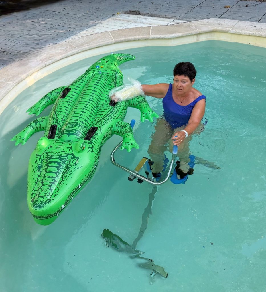 Évelyne dans sa piscine avec le bras cassé